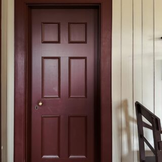 Is maroon the new black? Asking for a friend.
Spent some time visiting @fortlangley and the historic fort. Loved learning more about the Canadian history and what made it special! But an equal part of me also loved seeing the decor 😏